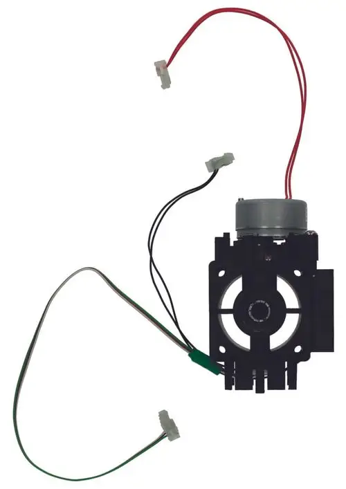 Judo Ersatzteil mit einem Elektromotor und mehreren Anschlusskabeln, montiert auf einem schwarzen Halter. Komponenten für eine technische Anwendung.